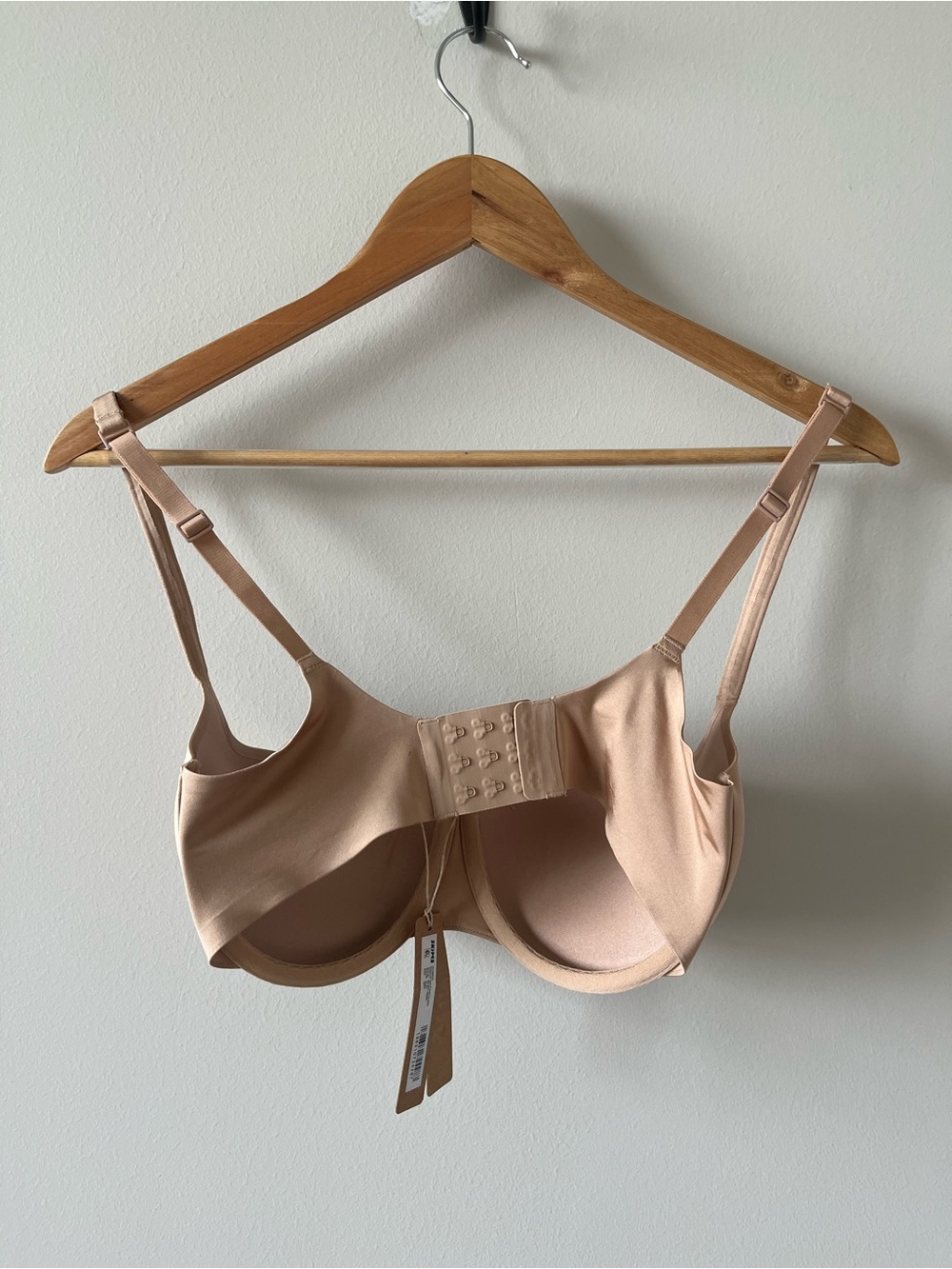 SKIMS Nude Padded T-Shirt Bra - Picture 4 of 9